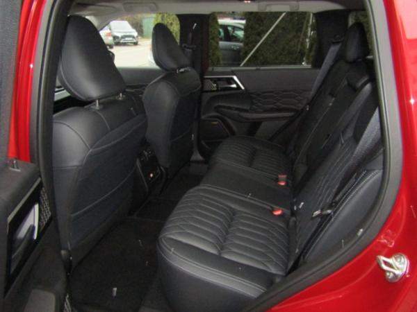 Mitsubishi Outlander Plug-in Hybrid 2.4L TOP AHK NAVI LEDER SHZ ACC PDC RFK PANORAMA