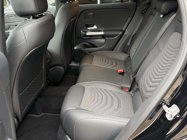 Mercedes-Benz GLA 180 d Progressive Distronic Panorama 360°-K.