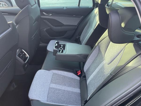 Skoda Octavia Combi 2.0 TDI *GEWERBE*SOFORT* l DSG l AHK l PANO l NAVI l MATRIX l 360°