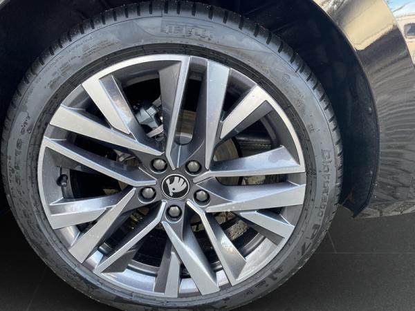 Skoda Octavia Combi 2.0 TDI *PRIVAT*SOFORT* l DSG l AHK l PANO l NAVI l MATRIX l 360°