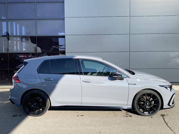 Volkswagen Golf VIII 1.5 eTSI DSG R-Line "Black Style" NAVI APP