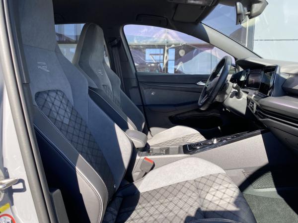 Volkswagen Golf VIII 1.5 eTSI DSG R-Line "Black Style" NAVI APP