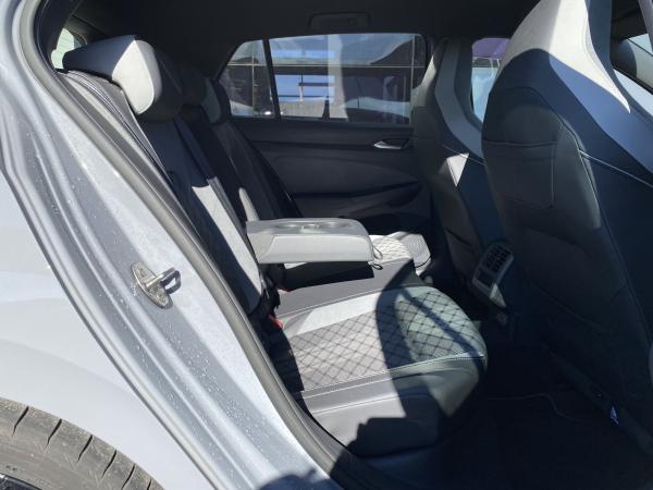 Volkswagen Golf VIII 1.5 eTSI DSG R-Line "Black Style" NAVI APP