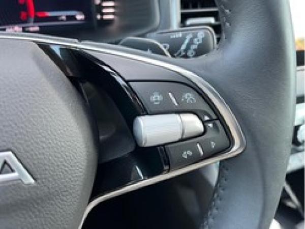 Skoda Karoq Selection Tour 1.5 TSI 110kW DSG - AHK Pano ACC Virtual Cockpit Navi Area View LM MFL Smart Link LED