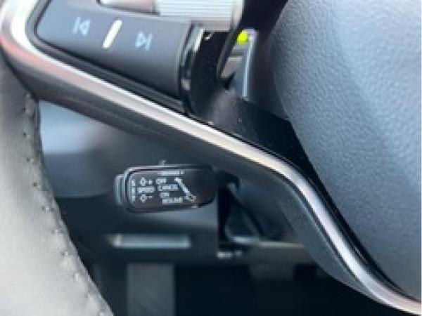 Skoda Karoq Selection Tour 1.5 TSI 110kW DSG - AHK Pano ACC Virtual Cockpit Navi Area View LM MFL Smart Link LED