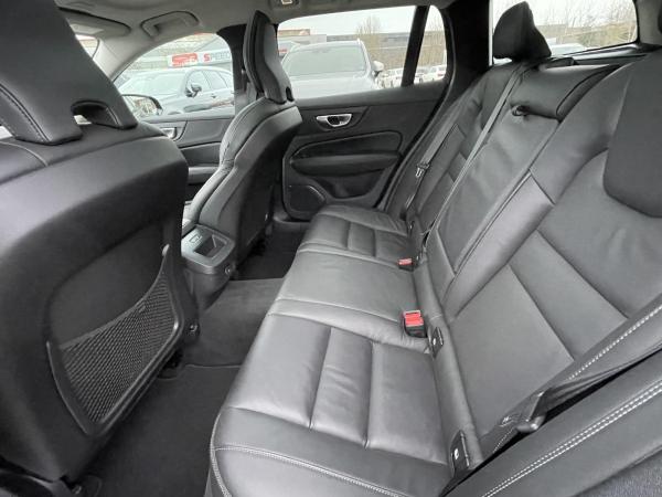 Volvo V60 B4 Plus Dark Pano AHK Sitzbelüft. FahrerAss H&K Sound