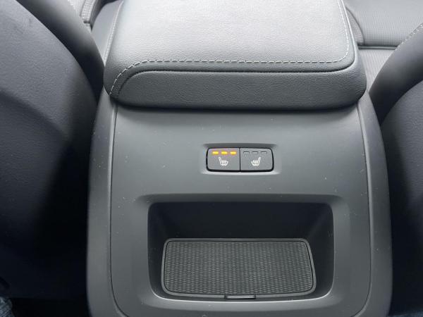 Volvo V60 B4 Plus Dark Pano AHK Sitzbelüft. FahrerAss H&K Sound