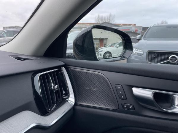 Volvo V60 B4 Plus Dark Pano AHK Sitzbelüft. FahrerAss H&K Sound