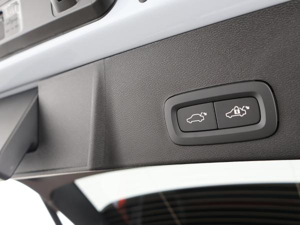 Volvo XC40 B3 Plus Dark ❗❗Lagerwagenabverkauf❗ ❗Ganzjahresbereifung/19"