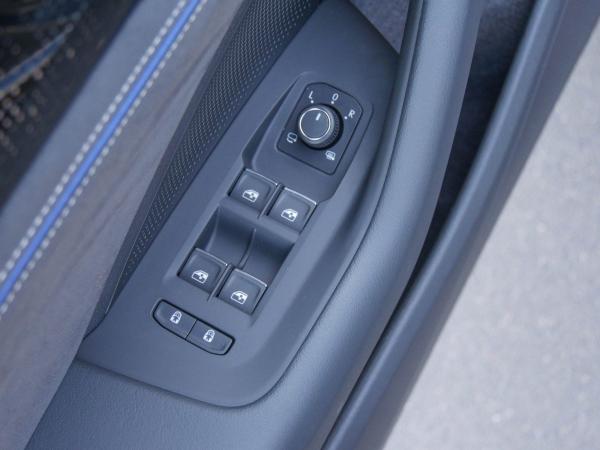 Volkswagen Passat R-Line 1.5 eHybrid DSG Navi AHK Kamera Matrix