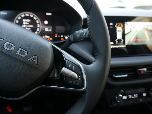 Skoda Fabia 1.0 TSI Tour KLIMA PDC SHZ KAMERA LED *979*