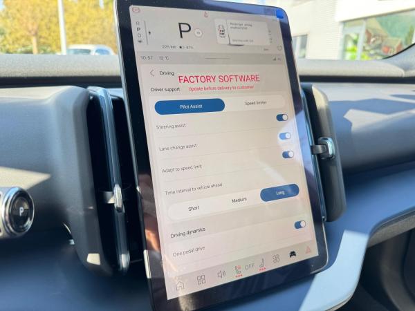 Volvo EX30 Single Motor Extended Range PLUS - Black Edition - Sofort lieferbar!