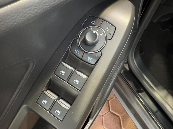 Ford Focus Titanium Edition + Rückfahrkamera+Pano+Navi+LED+Tempomat-adaptiv+Klimaautomatik+Sitzheizung