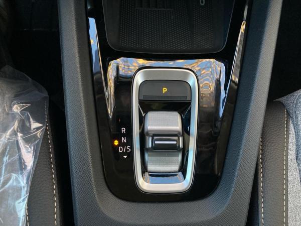 Skoda Octavia Combi Tour 2.0TDI LightA.DSG.NAV.AHK.AMBIENTE.KAM.SignA.SMARTLINK.DAB