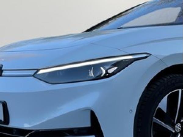 Volkswagen ID.7 Tourer Pro S 210 kW - Pano HUD IQ.Drive Matrix-LED Navi AHK Area View Wärmepumpe LM Massage SHZ PDC