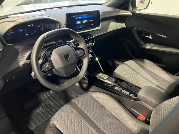 Peugeot 2008 1.2 136 A llure ACC+LED+SHZ+KlimaA+PDC+AUT