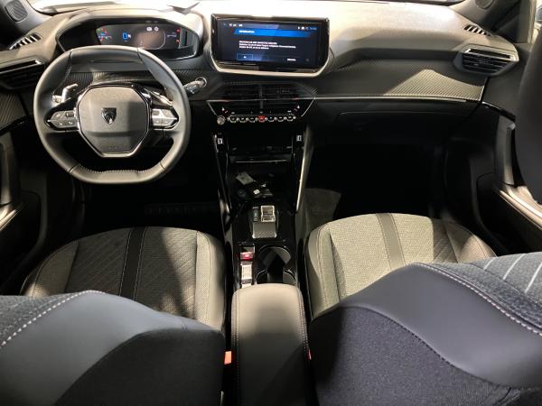 Peugeot 2008 1.2 136 A llure ACC+LED+SHZ+KlimaA+PDC+AUT