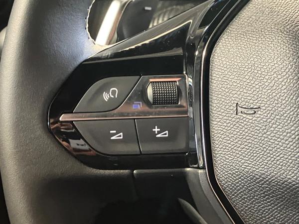 Peugeot 2008 1.2 136 A llure ACC+LED+SHZ+KlimaA+PDC+AUT