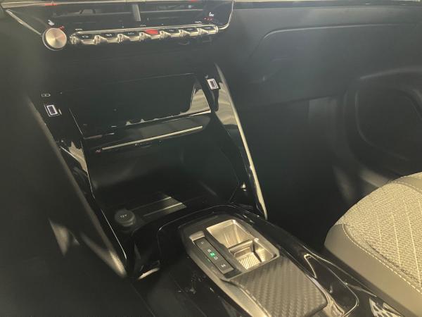 Peugeot 2008 1.2 136 A llure ACC+LED+SHZ+KlimaA+PDC+AUT