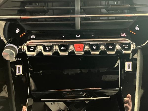 Peugeot 2008 1.2 136 A llure ACC+LED+SHZ+KlimaA+PDC+AUT