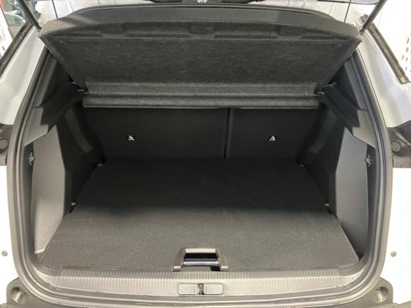 Peugeot 2008 1.2 136 A llure ACC+LED+SHZ+KlimaA+PDC+AUT