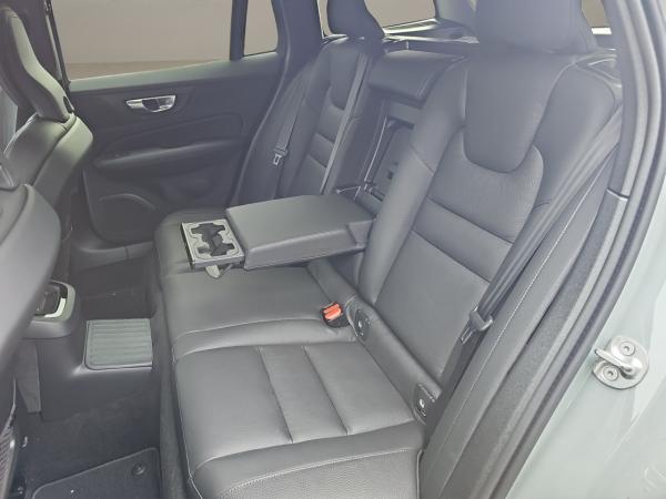 Volvo V60 T8 PLUG-IN PLUS DARK NAVI LED PILOT KAMERA