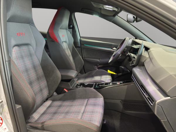 Volkswagen Golf VIII GTI (Garantie 09/2030.AHK.AreaView.BlackStyle.HarmanKardon) 2.0 TSI DSG