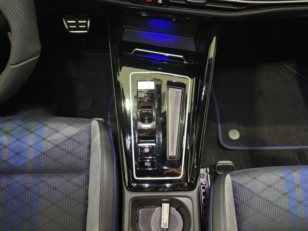 Volkswagen Golf VIII R Black Edition (Kamera.HarmanKardon.Navi) 2.0l TSI DSG 4M