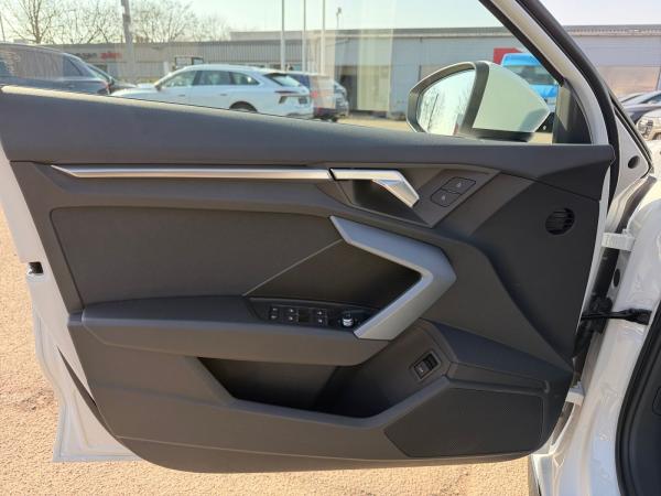 Audi A3 Limousine S line 30 TDI LED AHK Klima+ Business Optikp. schw.