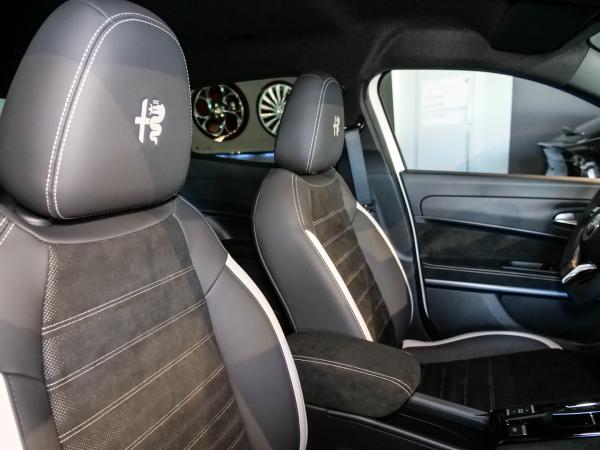 Alfa Romeo Junior 48V-Hybrid Ibrida Sport Speciale 107kW (145PS)