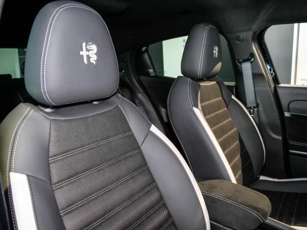 Alfa Romeo Junior 48V-Hybrid Ibrida Sport Speciale 107kW (145PS)