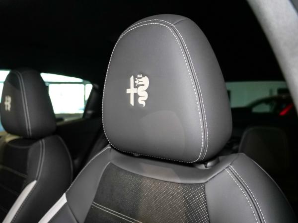 Alfa Romeo Junior 48V-Hybrid Ibrida Sport Speciale 107kW (145PS)