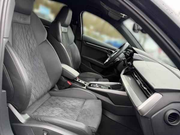 Audi RS3 RS 3 Limousine TFSI S tronic Dynamikpaket+ Keramik Matrix Rückfahrk.