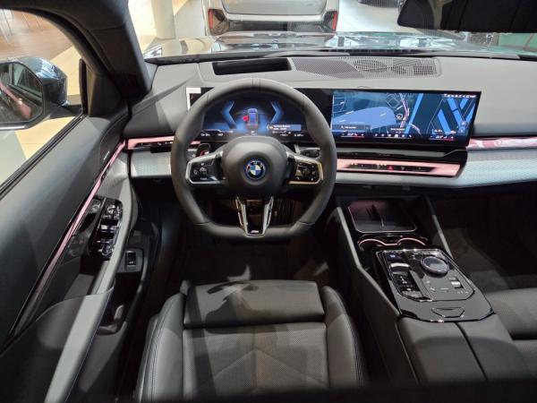 BMW i5 eDrive40 Touring || M Sport Pano Head-Up 360