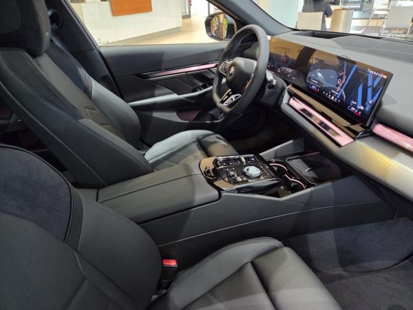 BMW i5 eDrive40 Touring || M Sport Pano Head-Up 360