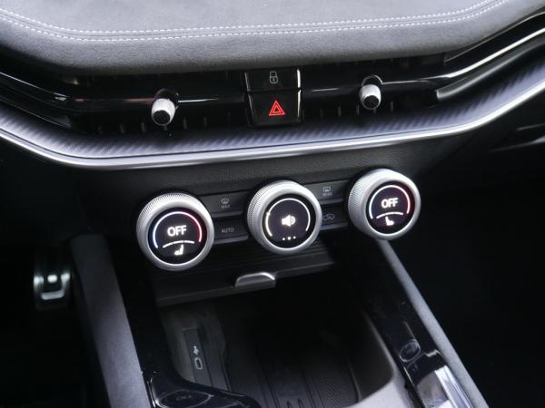 Skoda Superb Combi 2.0 TDI DSG Sportline 4X4 PANO MATRIX-LED AHK *868*