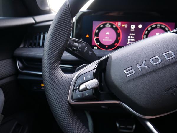 Skoda Superb Combi 2.0 TDI DSG Sportline 4X4 ACC AHK PANO HUD *943*