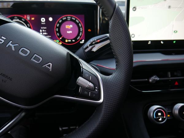 Skoda Kodiaq 2.0 TSI DSG Sportline 4x4 PANO AHK  7 SITZER *885*