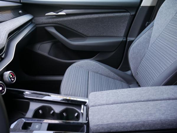 Skoda Superb Combi 2.0 TDI DSG Selection KAMERA LED AHK *906*