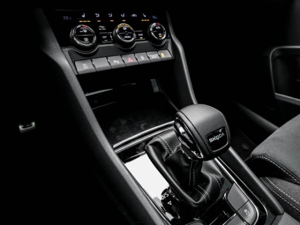 Skoda Karoq Sportline 1.5 TSI DSG AHK Navi Pano Kamera