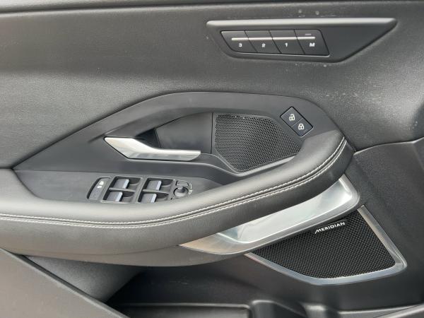 Jaguar E-Pace D165 R-Dynamic SE AWD AHK LED Kamera Leder