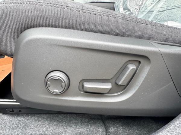 Volvo EX40 Single Motor Extended Range PLUS - BLACK EDITION - Inkl Anhängerkupplung! - Sofort lieferbar!