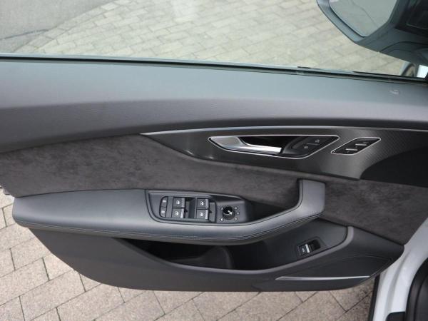 Audi RS Q8 quattro PANO+KERAMIK+AHK+HEADUP+ACC+MATRIX Audi RS Q8 quattro PANO+KERAMIK+AHK+HEADUP+ACC+MATRIX