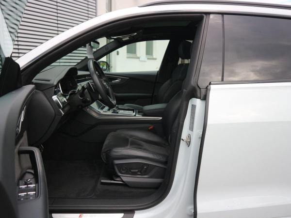 Audi RS Q8 quattro PANO+KERAMIK+AHK+HEADUP+ACC+MATRIX Audi RS Q8 quattro PANO+KERAMIK+AHK+HEADUP+ACC+MATRIX