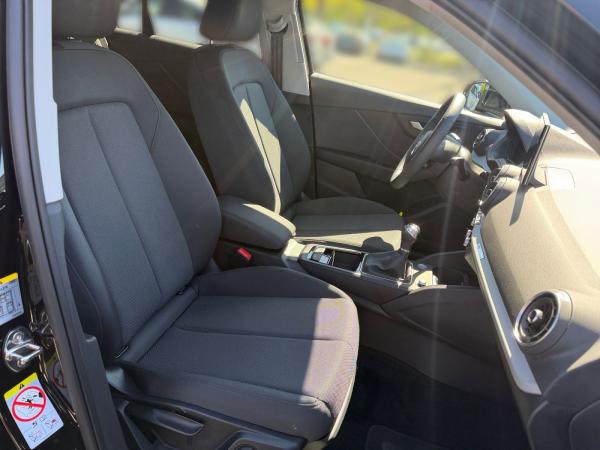 Audi Q2 advanced 30 TFSI MATRIX AHK CarPlay virtual Assistenzp. Anschlussgar.