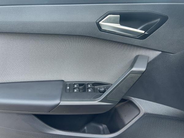 Seat Leon 1.5 eTSI Road Edition DSG Kamera Sitzhzg LED