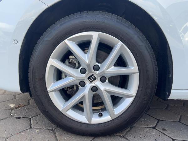 Seat Leon 1.5 eTSI Road Edition DSG Kamera Sitzhzg LED