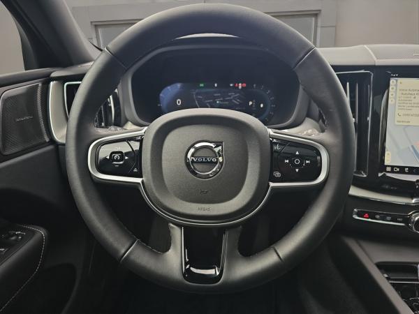 Volvo XC60 B5 AWD Plus Dark LUFT PANO HUD LM21 360° LED