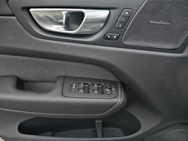 Volvo XC60 B5 AWD Plus Dark LUFT PANO HUD LM21 360° LED
