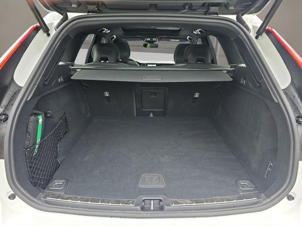 Volvo XC60 B5 AWD Plus Dark LUFT PANO HUD LM21 360° LED